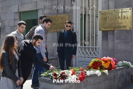 В Армении несут цветы к посольству России в связи с терактом в петербургском метро
