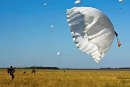 Российские военные в Армении готовятся к прыжкам с парашютом