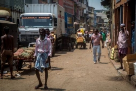 В столице Шри-Ланки гора мусора обрушилась на лачуги местных жителей: Есть пострадавшие