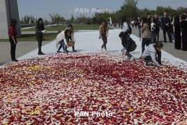 В мемориальном комплексе памяти жертв Геноцида прошел традиционный сбор цветов