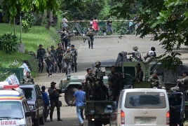 Philippine troops bomb Islamist militants holding hostages in city