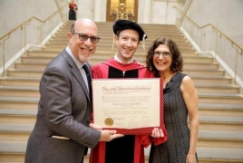 Цукерберг спустя 12 лет все-таки получил диплом Гарварда