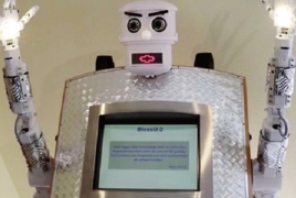 В Германии появился робот-священник: Он благословляет верующих и читает Библию