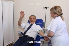 Армянские депутаты  сдали кровь по случаю Всемирного дня донора