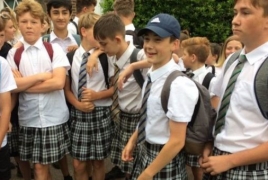 В Британии ученики добились права носить шорты, придя в школу в юбках