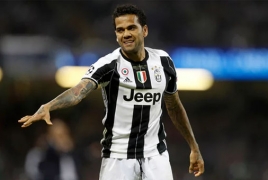 Dani Alves picks Paris Saint-Germain over Manchester City