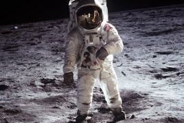 Собранную Нилом Армстронгом лунную пыль выставили на аукцион в Нью-Йорке