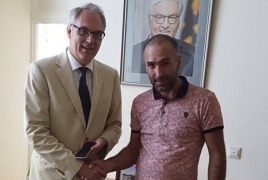 Армянский таксист вернул забытый послом Германии телефон и стал его гостем