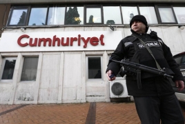 В Турции начался суд над сотрудниками оппозиционной газеты Cumhuriyet: Им грозит до 43 лет тюрьмы