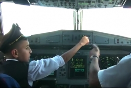 Пилотов, позволивших ребенку управлять лайнером, отстранили от работы