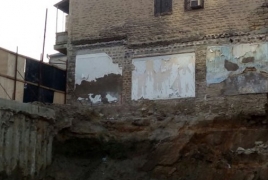 В Баку начали бульдозером сносить дом вместе с жильцами