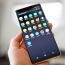 Samsung разрабатывает компактный безрамочный смартфон