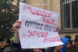 Դասադուլ հայտարարած ուսանողները փակել են Դեմիրճյան փողոցը