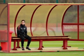 Man United's Henrikh Mkhitaryan looks lonely in training