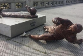 Вандалы вновь сломали статую Месси в Буэнос-Айресе