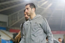 Mkhitaryan stays behind Arsenal training 'to deliver balls to strikers'