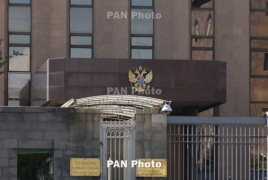 Ереванцы несут цветы к зданию посольства РФ в память о жертвах пожара в Кемерове