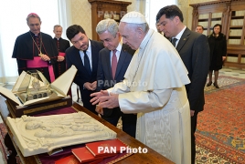 Президент Армении подарил Папе римскому серебряную миниатюру церкви Сурб Гаяне