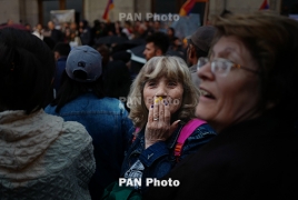 Demonstrators force their way into Armenia radio building