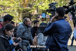 Пашинян порвал уведомление Полиции о разгоне митинга в центре Еревана