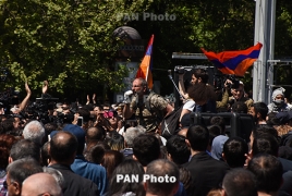 Ցուցարարները կառավարության շենքի մոտ են. Ներսում Սերժ Սարգսյանը նիստ է վարում (Թարմացվող)