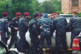 Ոստիկանները ջարդել են ցուցարարների մեքենաները (Տեսանյութեր)