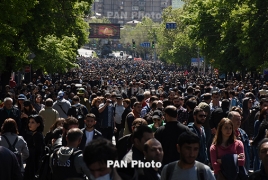 Opposition MP leads massive crowd to Armenian Genocide memorial