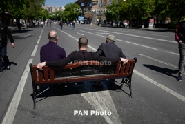 Երևանում ցույցերի ժամանակ վնասված նստարաններն ու աղբամանները կվերականգնվեն