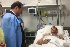 Раненный в Арцахе военнослужащий пришел в сознание: Его проведал глава Минобороны РА