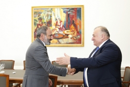 Премьер Армении встретился со спасшим десятки людей пловцом Шаваршем Карапетяном
