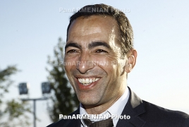 Youri Djorkaeff supports football camp for refugee children in Athens