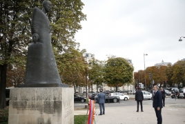 Փաշինյանը Փարիզում է. Ծաղկեպսակ է դրել Կոմիտասի արձանին, պարգևատրել Ջորկաեֆին