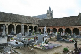 Азнавур будет похоронен в фамильном склепе во Франции