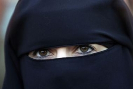 Алжирским женщинам запретили носить никаб на работе