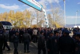 Խոշտանգման մեղադրանքով կալանավորված ոստիկանների հարազատները բացել են Երևան-Սևան ճանապարհը