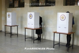 ԶԼՄ. Մրգաստանում ընտրողներն իրենց քվեարկած թերթիկը ցույց են տալիս հանձնաժողովի անդամին