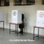 ԶԼՄ. Մրգաստանում ընտրողներն իրենց քվեարկած թերթիկը ցույց են տալիս հանձնաժողովի անդամին