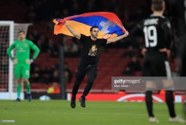 Arsenal1 - 0 Qarabag; Armenian fan rushes field, waves Artsakh flag