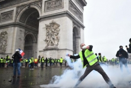 В Париже полиция применила слезоточивый газ против «желтых жилетов»