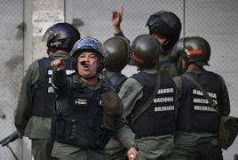 Стычки между военными и протестующими в Венесуэле: Есть жертвы