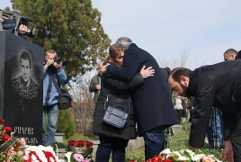 Փաշինյանը Եռաբլուրում հարգանքի տուրք  է մատուցել Ապրիլյանի զոհերի հիշատակին