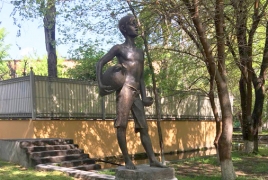 Անգլիական այգում տեղադրվել է «Ջրավաճառ տղայի» արձանը