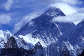 На Эвересте нашли 11 тонн мусора и тела погибших туристов