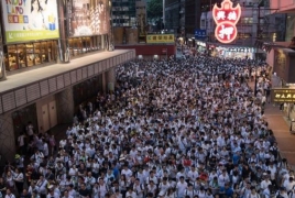В Гонконге сотни тысяч людей вышли на акцию протеста