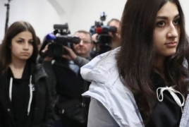 Суд продлил для сестер Хачатурян запрет видеться друг с другом