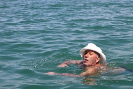 60-ամյա Գագիկ Գոզեյանը լողալով անցել է 7 կիլոմետր