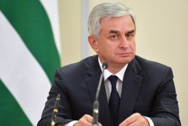 Действующий глава Абхазии выигрывает выборы президента