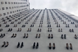 На стене в Стамбуле установили 440 пар туфель: Столько женщин убили мужчины в Турции за год