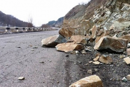 Մյասնիկյան պողոտայում քարաթափումից մեքենաներ են վնասվել
