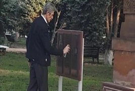 Российский депутат в Краснодаре закрасил черной краской памятную доску Гарегину Нжде